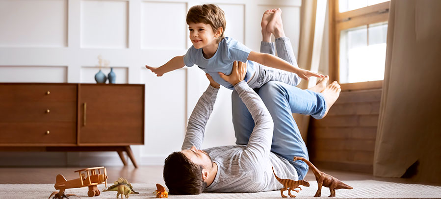 RJ-AIQ-Humidifier-Dehumidifier Homeowners discussing the benefits of a home humidifier and dehumidifier with HVAC salesman